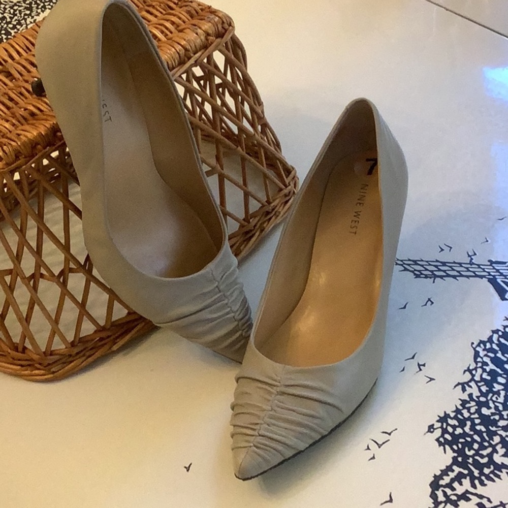 Nine West Pump , Leather with Rushing point toe man made leather neutral color